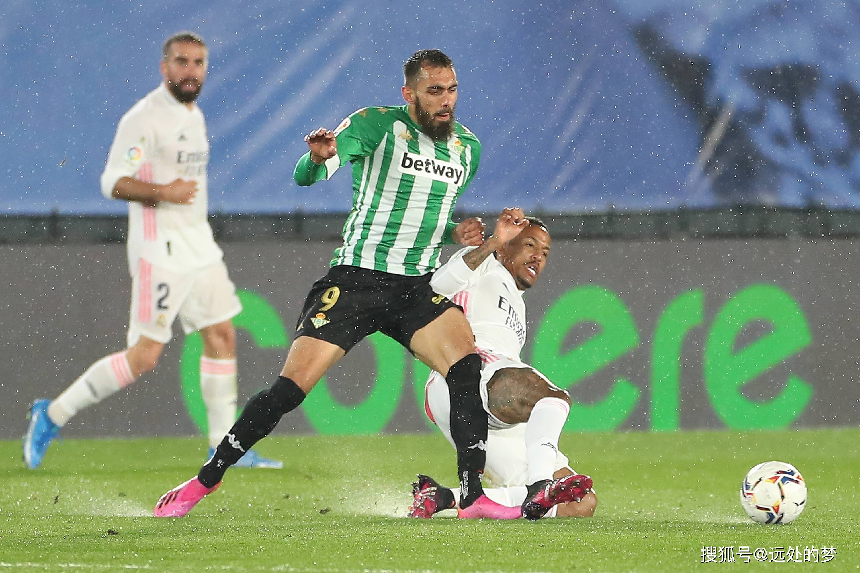 欧洲足球大战新赛季，球队奔赴远方比拼实力