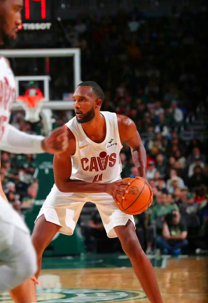 关于东契奇绝杀时刻，米切尔点燃赛场，雄鹿迎来胜利！的信息