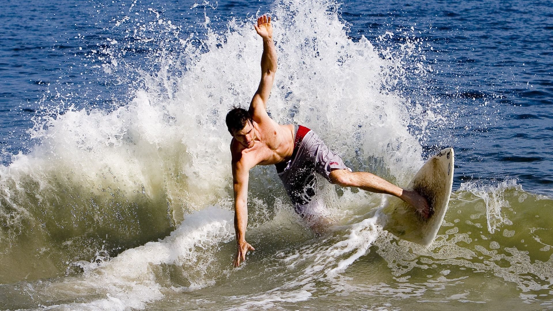 哈兰德新星比赛局势复杂表现突出,TES前途光明!赢得满堂喝彩